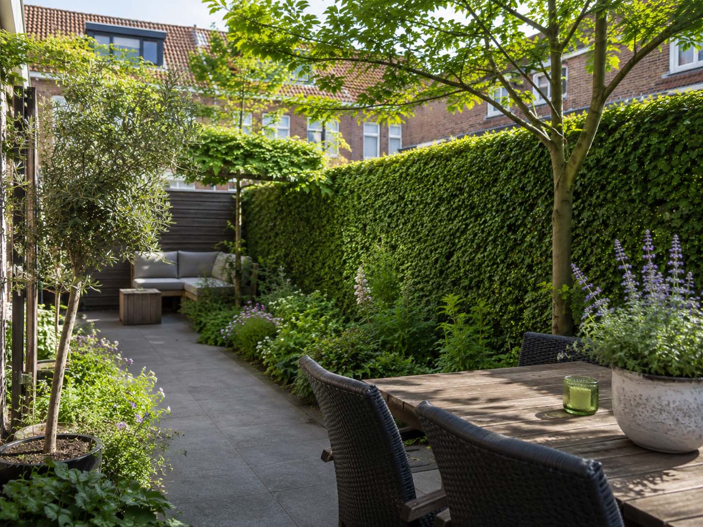 Kompakter Garten mit Hecke, Staudenbeet und Terrasse